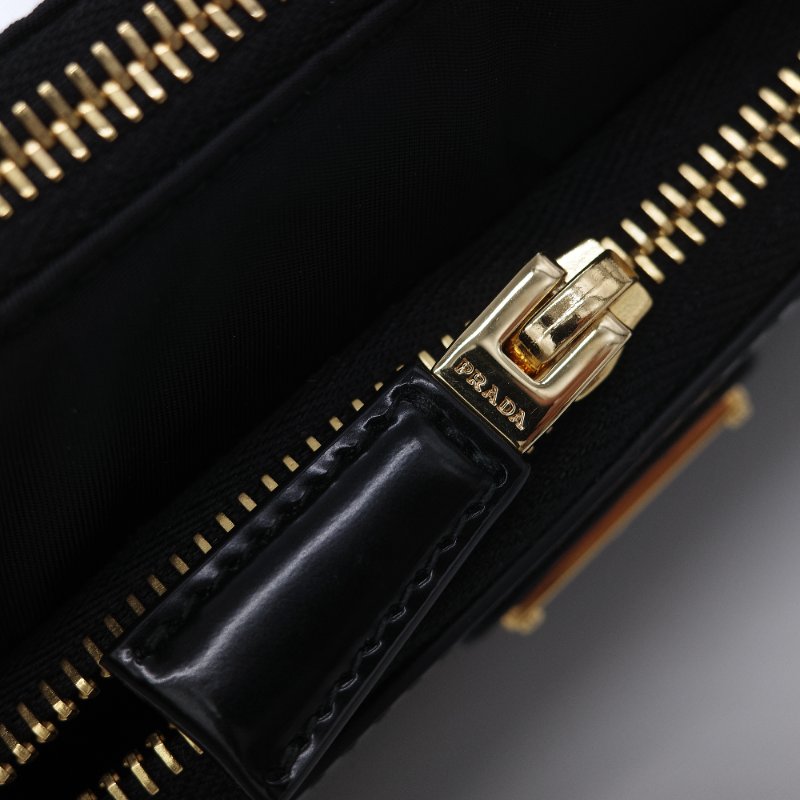 Prada普拉達 Re-Nylon 黑色 尼龍 拋光牛皮拉鍊外袋 半月形手提包斜背兩用包-13