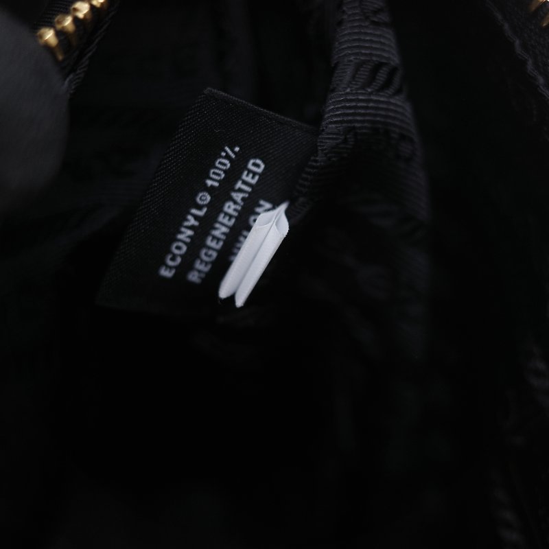 Prada普拉達 Re-Nylon 黑色 尼龍 拋光牛皮拉鍊外袋 半月形手提包斜背兩用包-17