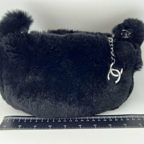 CHANEL 黑色毛絨熊貓造型腋下包