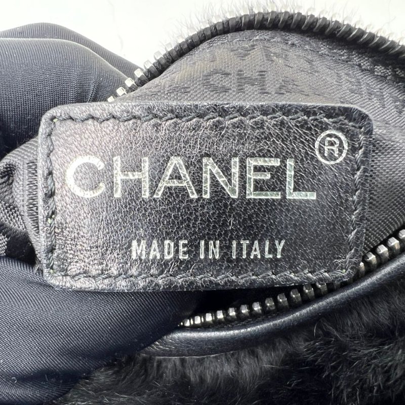 CHANEL 黑色毛絨熊貓造型腋下包-1