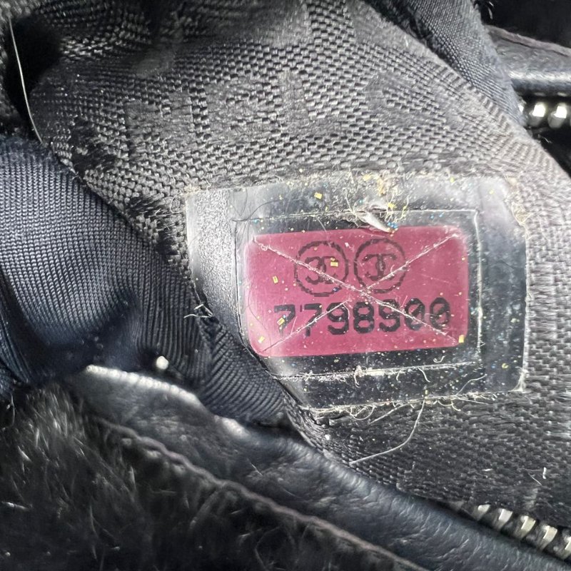 CHANEL 黑色毛絨熊貓造型腋下包-3