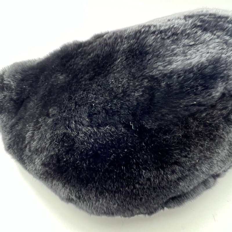 CHANEL 黑色毛絨熊貓造型腋下包-11