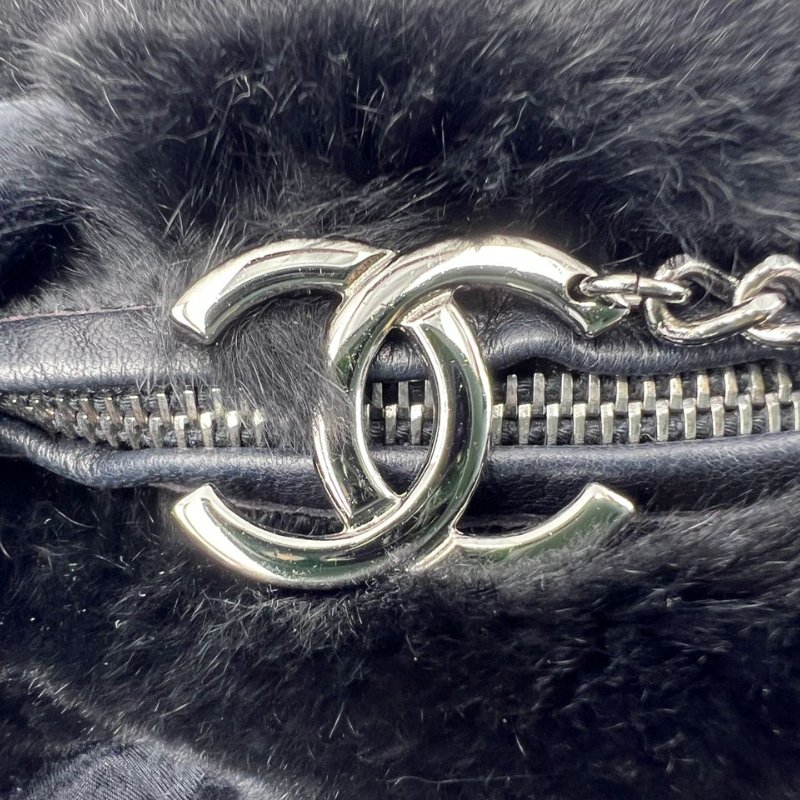 CHANEL 黑色毛絨熊貓造型腋下包-15