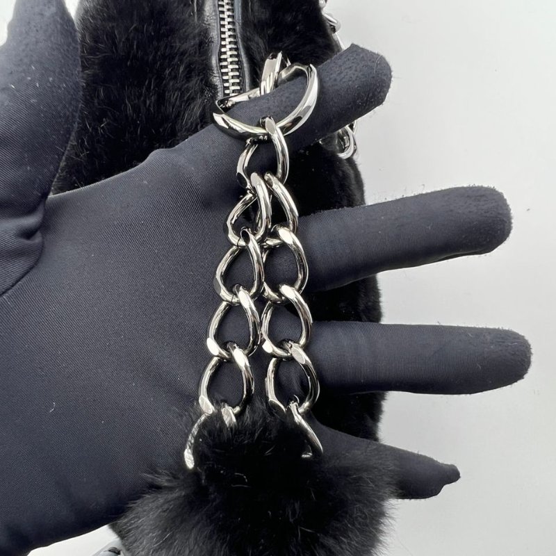 CHANEL 黑色毛絨熊貓造型腋下包-17