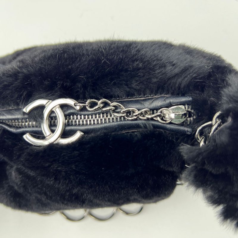 CHANEL 黑色毛絨熊貓造型腋下包-18