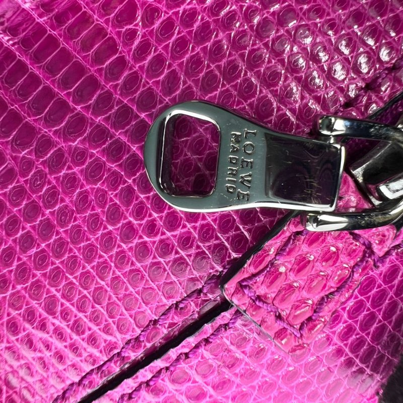 LOEWE 蜥蜴皮手提包-19