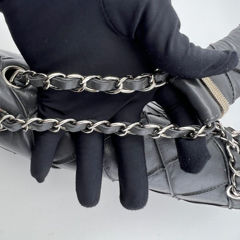 CHANEL 菱格紋大雙 C 鍊條包-15