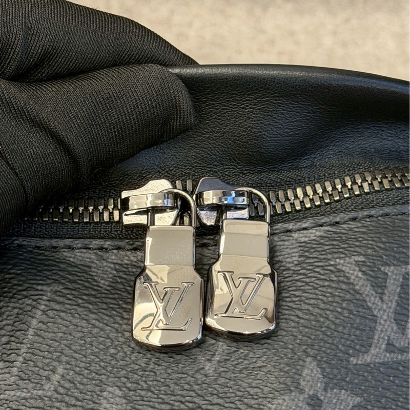 LV黑色老花腰包-3