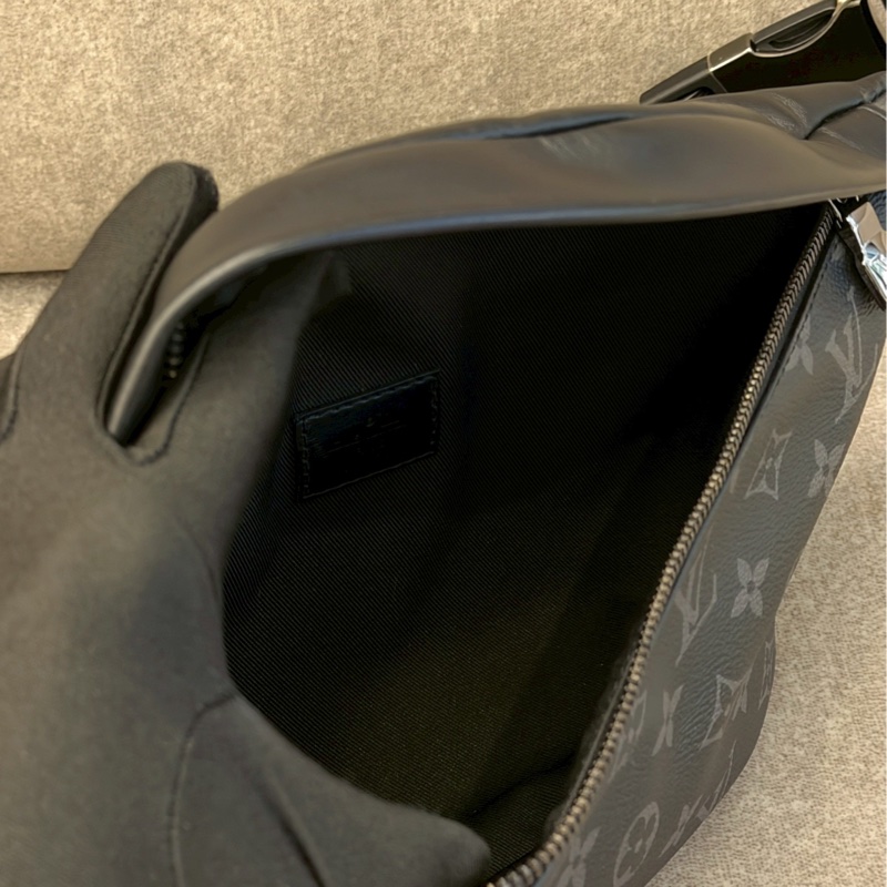 LV黑色老花腰包-5