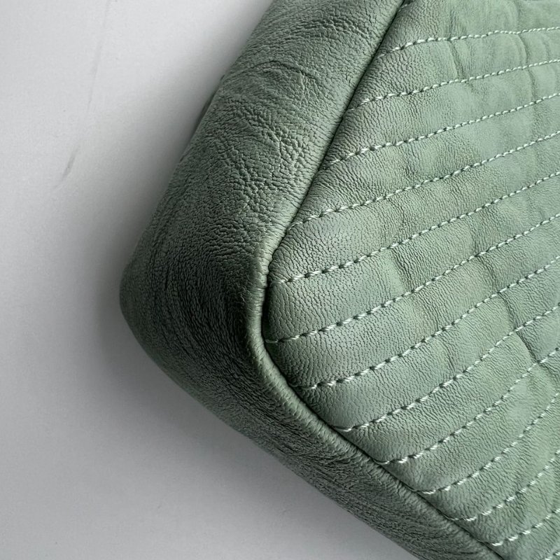 CHANEL V 形縫線 CF 鍊條包-11