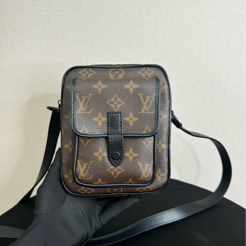 98新 Louis Vuitton芯片款手機包 經典老花拼接黑色皮革 尺寸14x5x17cm