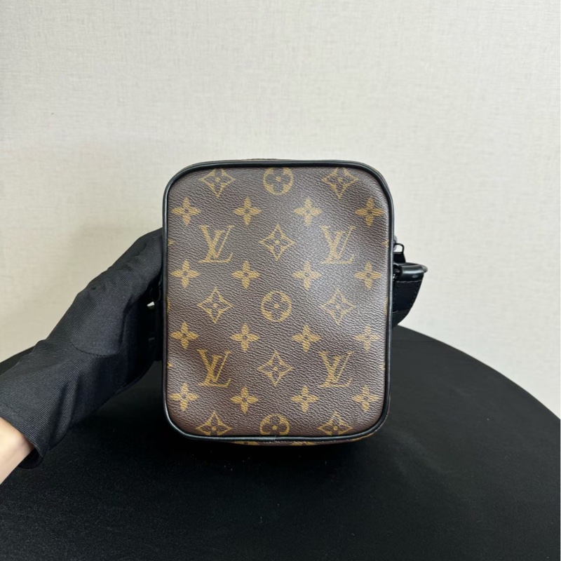 98新 Louis Vuitton芯片款手機包 經典老花拼接黑色皮革 尺寸14x5x17cm-1