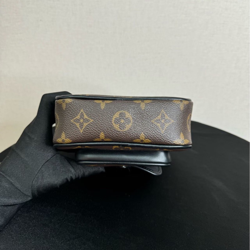 98新 Louis Vuitton芯片款手機包 經典老花拼接黑色皮革 尺寸14x5x17cm-2