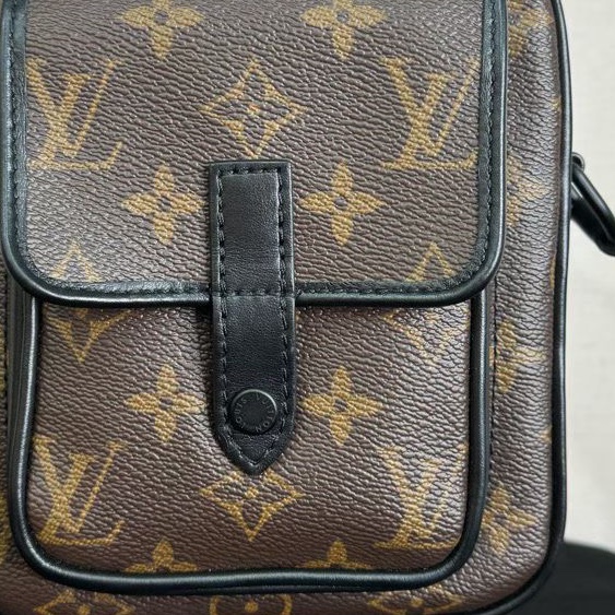 98新 Louis Vuitton芯片款手機包 經典老花拼接黑色皮革 尺寸14x5x17cm-5