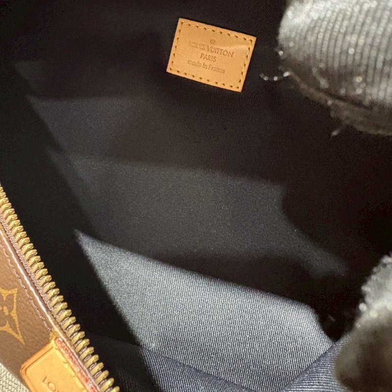 Louis Vuitton Monogram 胸包 晶片款-17
