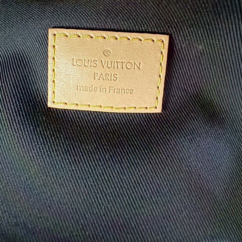 Louis Vuitton Monogram 胸包 晶片款-19