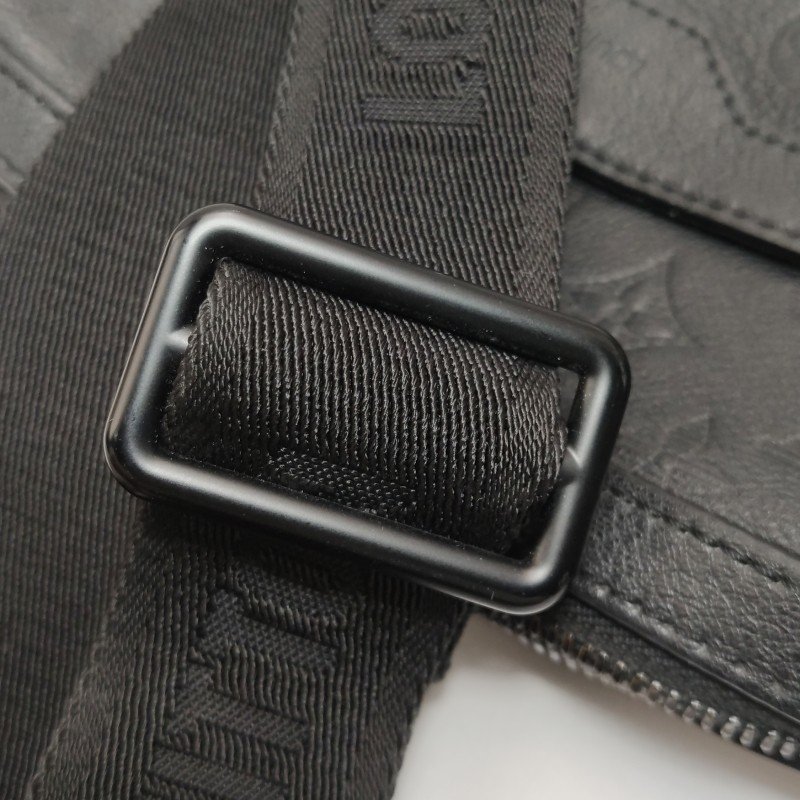 Louis Vuitton (LV)Trio牛皮純色老花壓紋子母包斜背包晶片款:-14