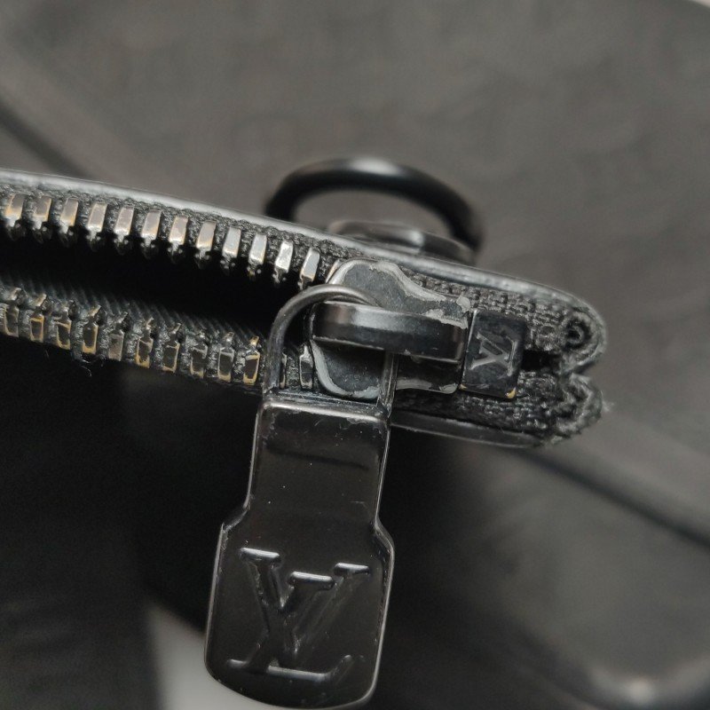 Louis Vuitton (LV)Trio牛皮純色老花壓紋子母包斜背包晶片款:-15