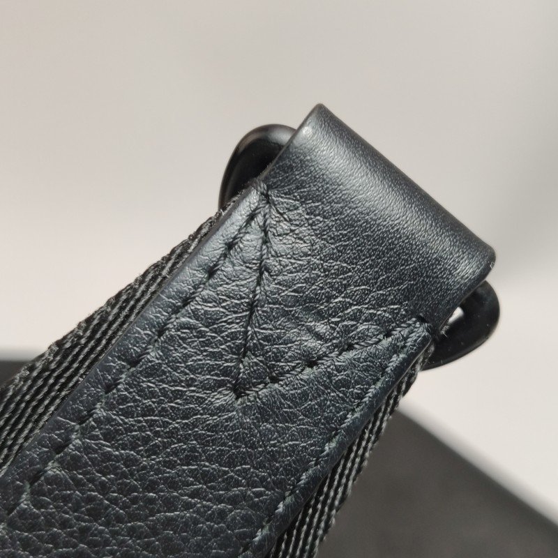 Louis Vuitton (LV)Trio牛皮純色老花壓紋子母包斜背包晶片款:-23