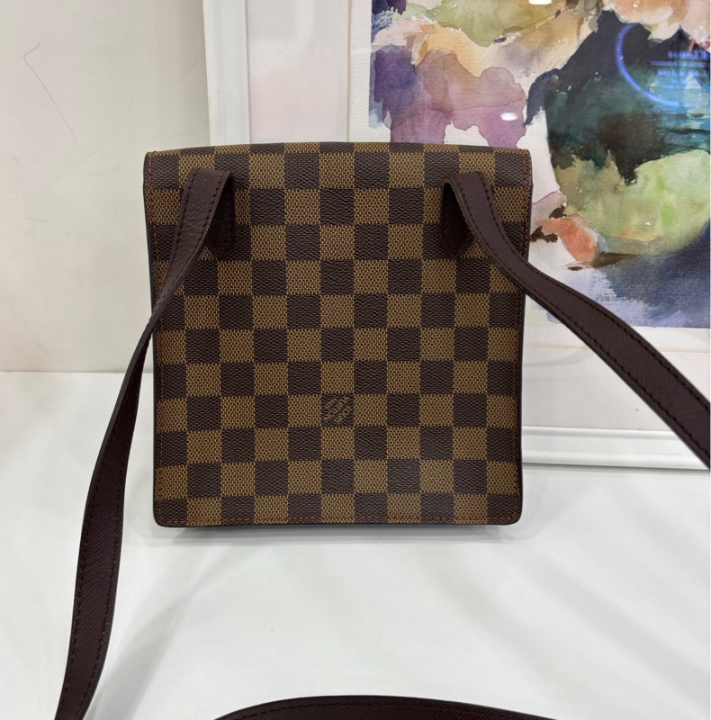 Lv Pomlico棋盤格斜背 超稀有中古款 過目不忘的中古包 市面難遇 與眾不同 原始好成色 ，無破無裂 尺寸：18×16cm-1