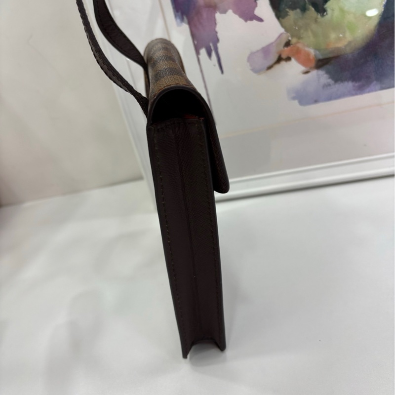 Lv Pomlico棋盤格斜背 超稀有中古款 過目不忘的中古包 市面難遇 與眾不同 原始好成色 ，無破無裂 尺寸：18×16cm-2