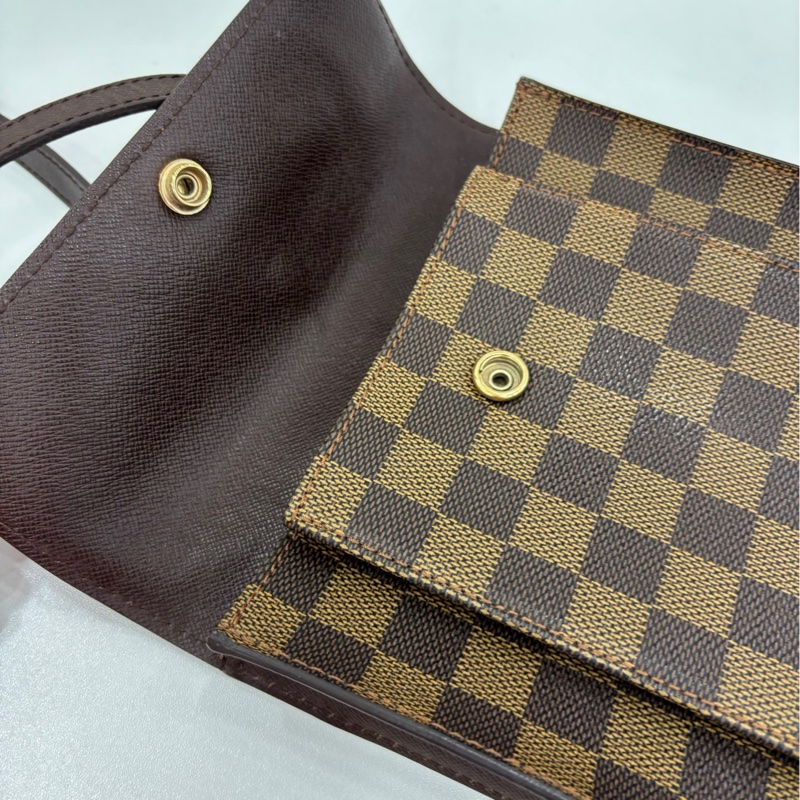 Lv Pomlico棋盤格斜背 超稀有中古款 過目不忘的中古包 市面難遇 與眾不同 原始好成色 ，無破無裂 尺寸：18×16cm-6