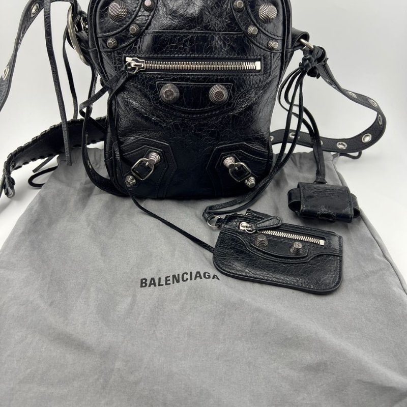 Balenciaga 鉚釘做舊斜挎小方包-0