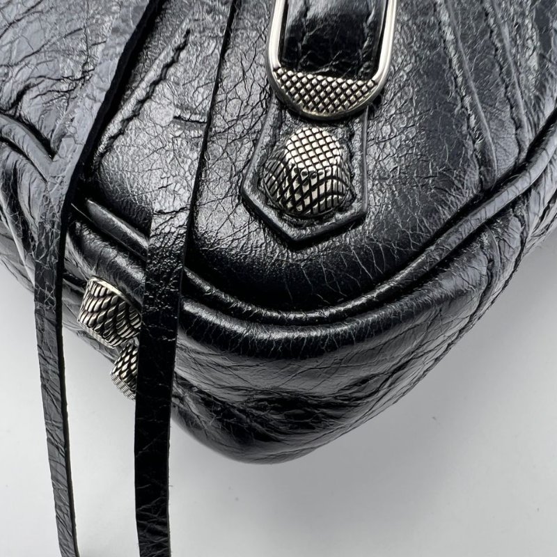 Balenciaga 鉚釘做舊斜挎小方包-7