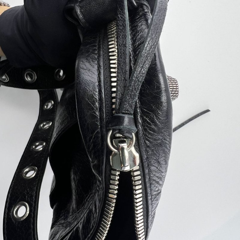 Balenciaga 鉚釘做舊斜挎小方包-15