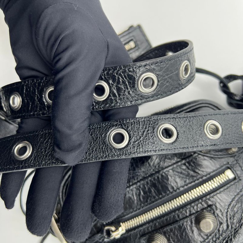 Balenciaga 鉚釘做舊斜挎小方包-18