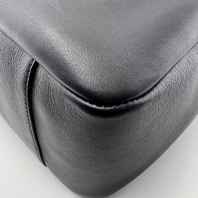 Saint Laurent 黑色粒面皮革水桶包-11