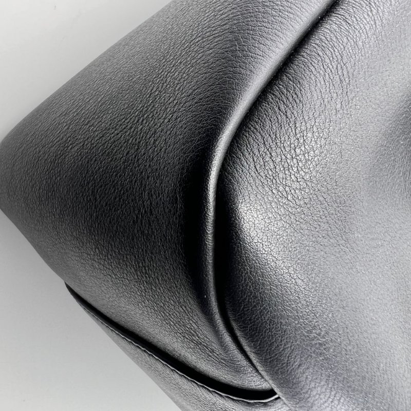 Saint Laurent 黑色粒面皮革水桶包-12