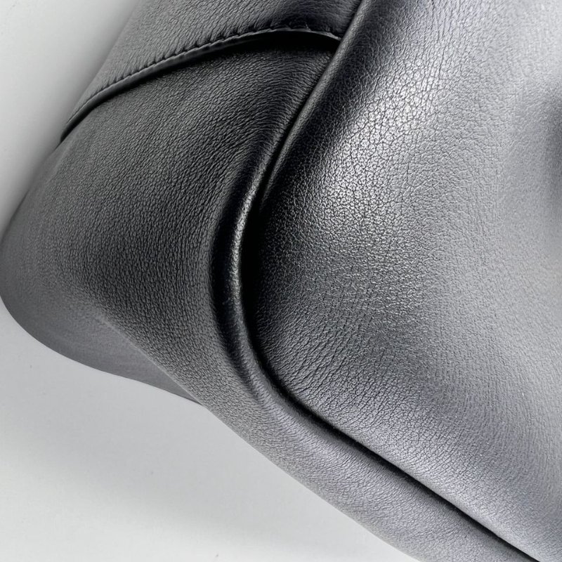 Saint Laurent 黑色粒面皮革水桶包-14