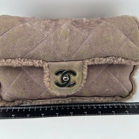 CHANEL 麂皮毛絨邊 CF 手拿包