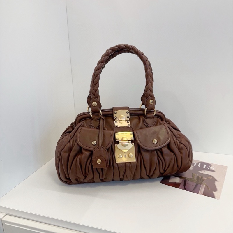 【98新🆕】MiuMiu金棕焦糖色蛙口大元寶手提腋下包 巧克力🍫味兒的Miu 經典軟糯皺摺小羊皮 麻花手提包 機車雙口袋-0