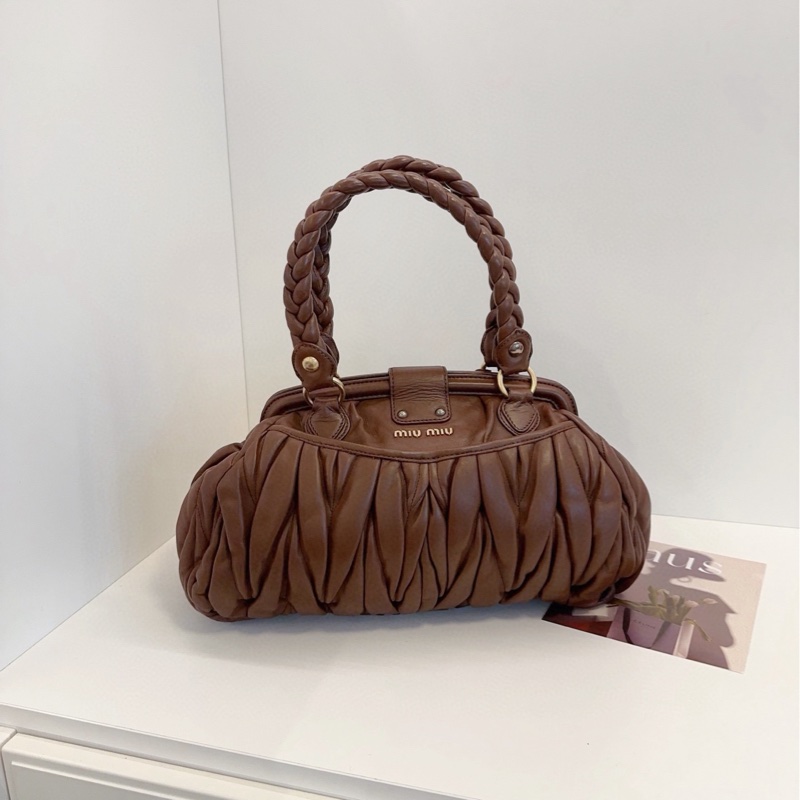 【98新🆕】MiuMiu金棕焦糖色蛙口大元寶手提腋下包 巧克力🍫味兒的Miu 經典軟糯皺摺小羊皮 麻花手提包 機車雙口袋-1