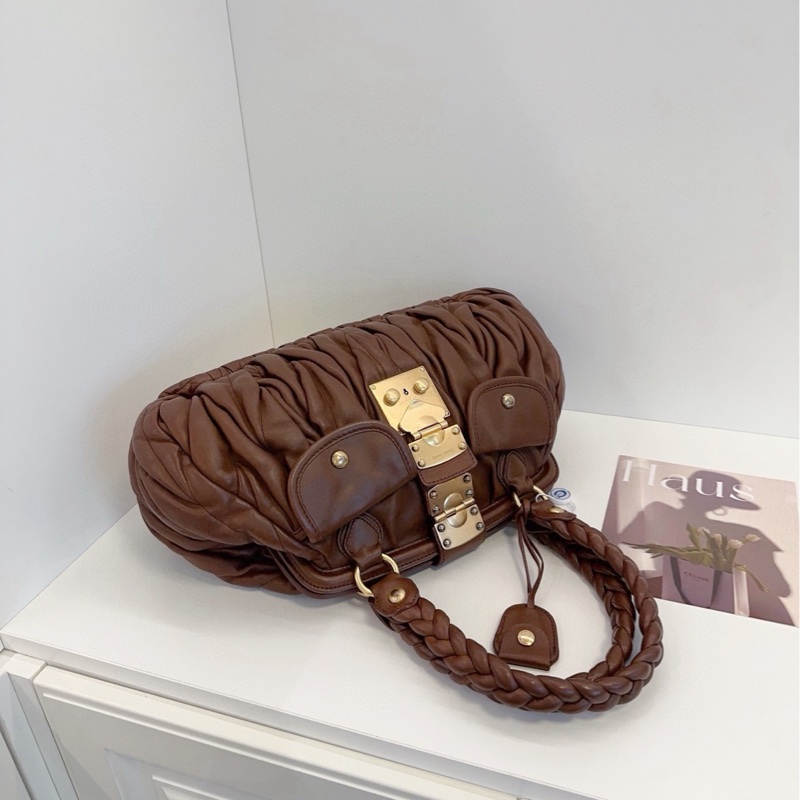 【98新🆕】MiuMiu金棕焦糖色蛙口大元寶手提腋下包 巧克力🍫味兒的Miu 經典軟糯皺摺小羊皮 麻花手提包 機車雙口袋-3