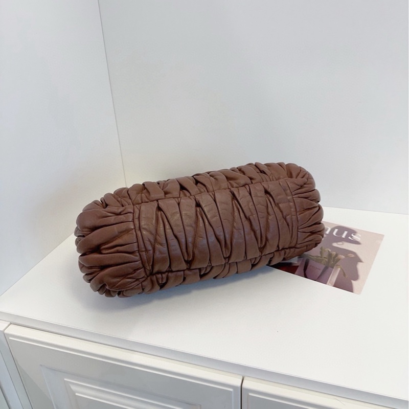 【98新🆕】MiuMiu金棕焦糖色蛙口大元寶手提腋下包 巧克力🍫味兒的Miu 經典軟糯皺摺小羊皮 麻花手提包 機車雙口袋-4