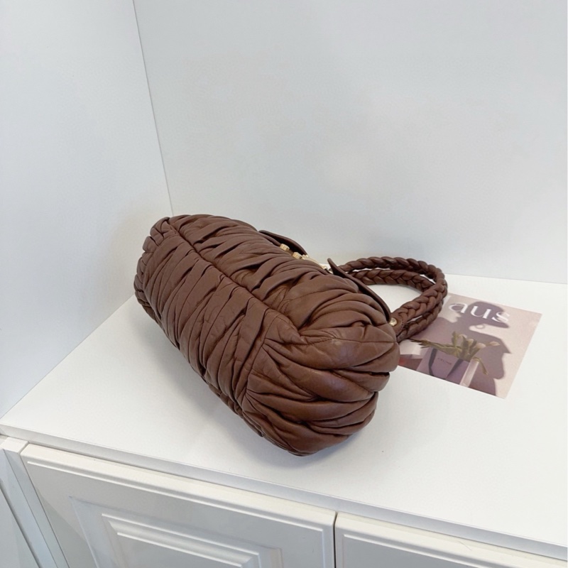 【98新🆕】MiuMiu金棕焦糖色蛙口大元寶手提腋下包 巧克力🍫味兒的Miu 經典軟糯皺摺小羊皮 麻花手提包 機車雙口袋-5