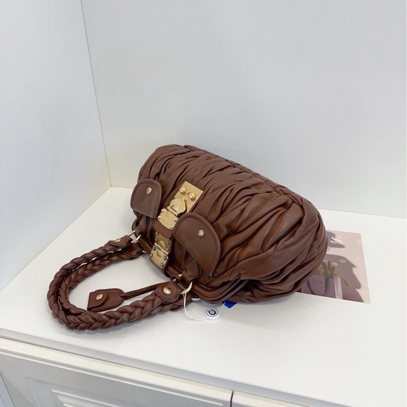 【98新🆕】MiuMiu金棕焦糖色蛙口大元寶手提腋下包 巧克力🍫味兒的Miu 經典軟糯皺摺小羊皮 麻花手提包 機車雙口袋-6