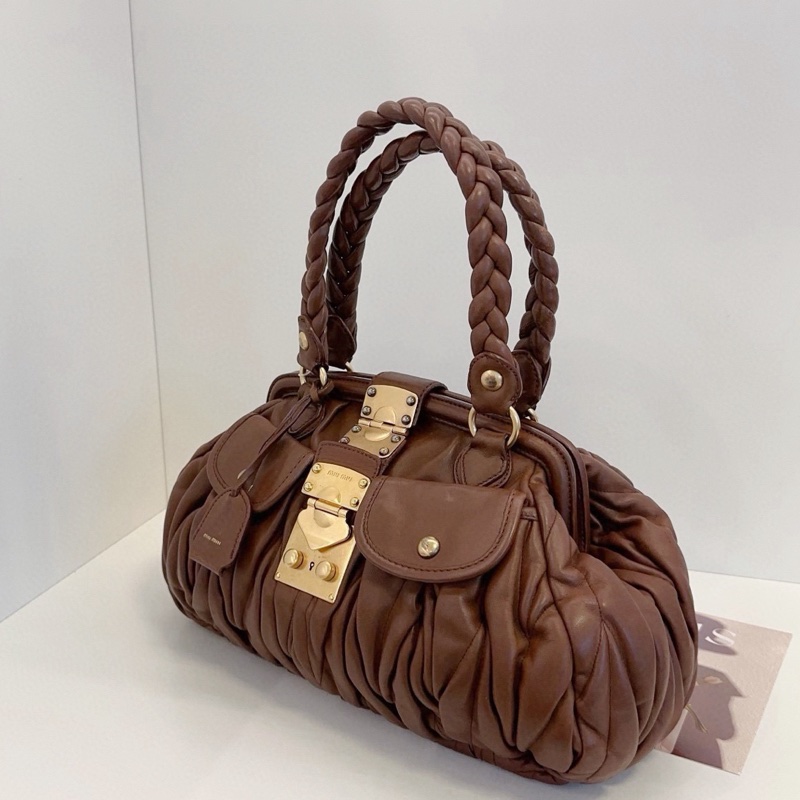 【98新🆕】MiuMiu金棕焦糖色蛙口大元寶手提腋下包 巧克力🍫味兒的Miu 經典軟糯皺摺小羊皮 麻花手提包 機車雙口袋-7