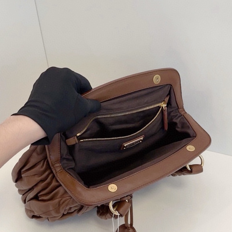 【98新🆕】MiuMiu金棕焦糖色蛙口大元寶手提腋下包 巧克力🍫味兒的Miu 經典軟糯皺摺小羊皮 麻花手提包 機車雙口袋-8