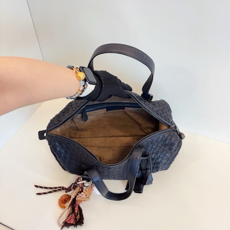 【97新🆕】BV 🖤黑色編織波士頓包 經典Intrecciato編織工藝 手感柔軟又耐用 簡約大氣手提包 單肩包-6