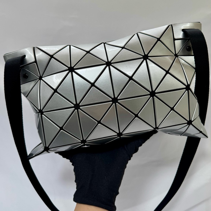 ISSEY MIYAKE  三宅一生 BAO BAO  銀色肩背包-1