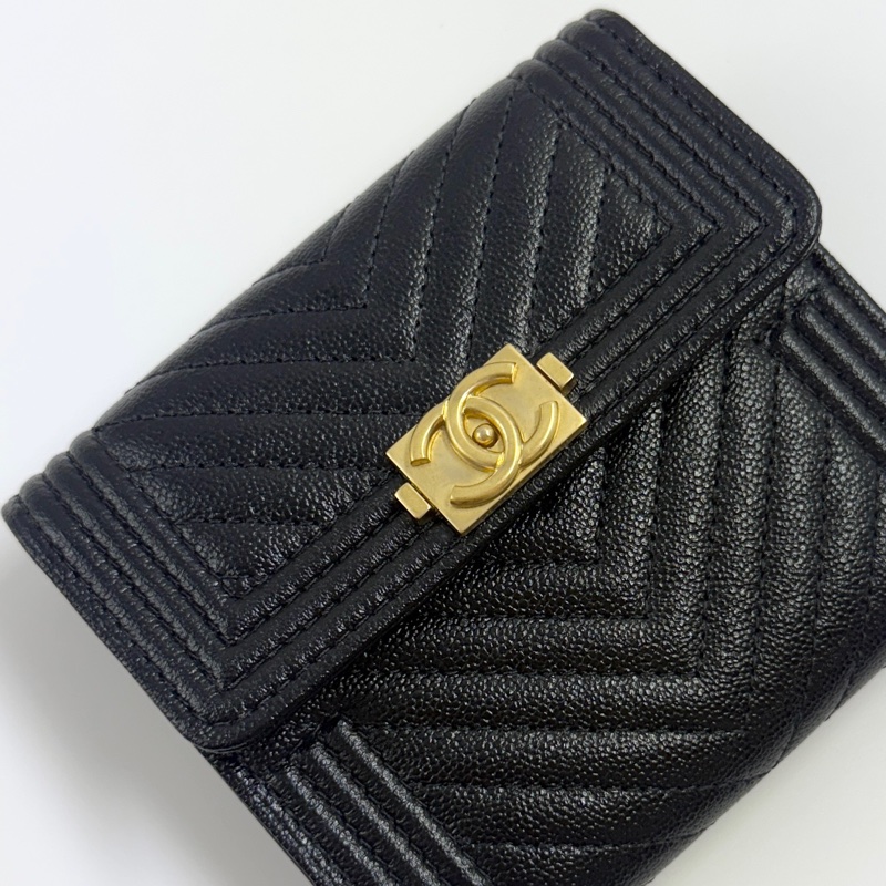CHANEL香奈兒BOY V形紋三折短夾黑色金釦-11