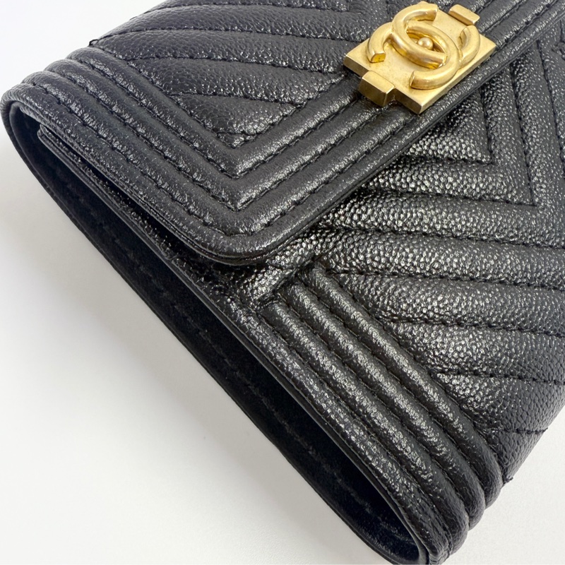 CHANEL香奈兒BOY V形紋三折短夾黑色金釦-12