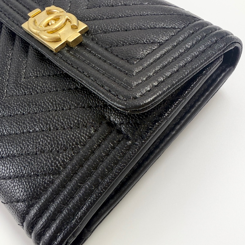 CHANEL香奈兒BOY V形紋三折短夾黑色金釦-13