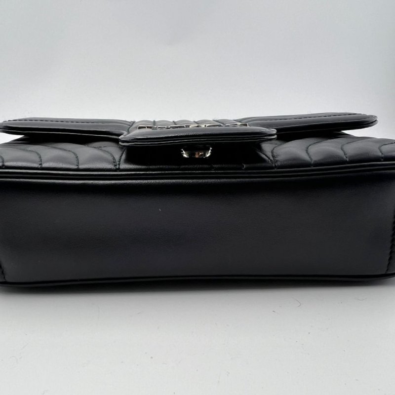 Prada Diagramme 黑色菱格皮革鍊條單肩包-11