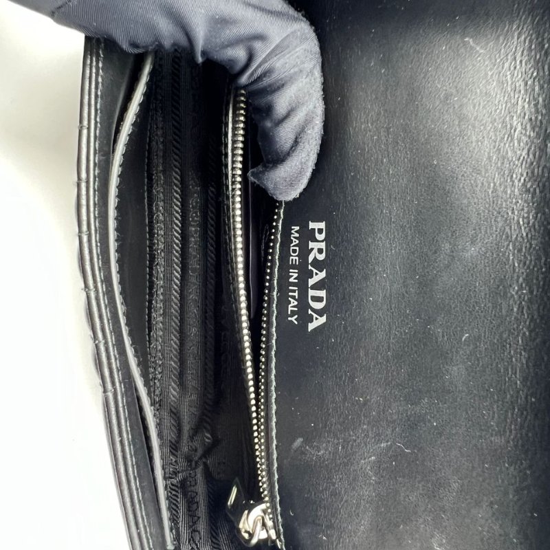 Prada Diagramme 黑色菱格皮革鍊條單肩包-14