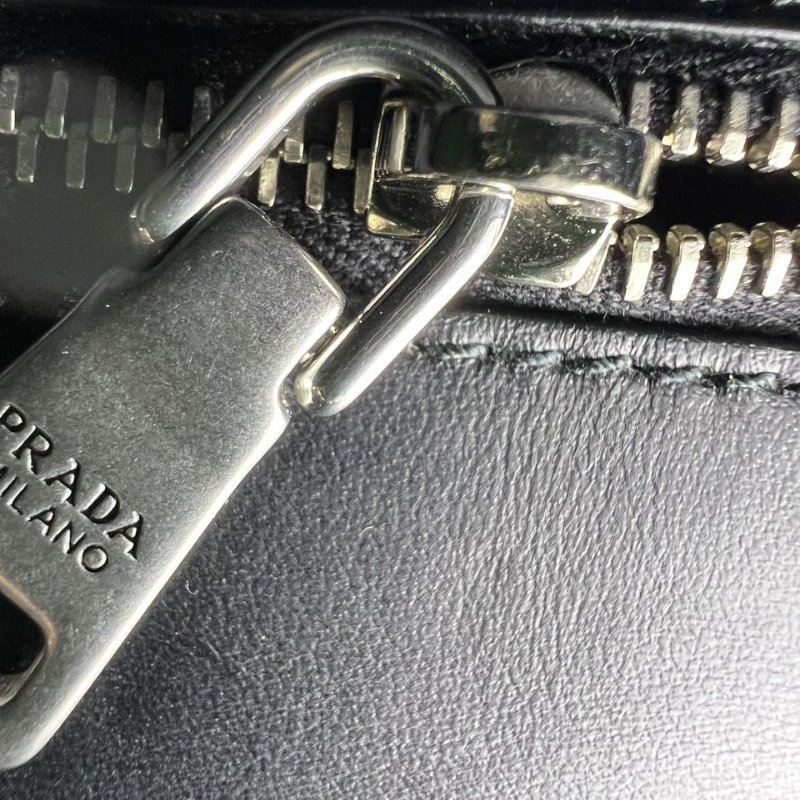 Prada Diagramme 黑色菱格皮革鍊條單肩包-15